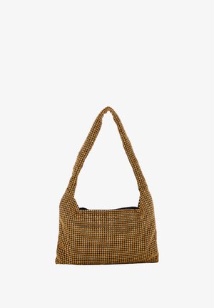 Barna textúrájú kézi táska puha, szőtt mintázattal. Nagy, nyitott rekesszel és széles, kontúrozott pánttal rendelkezik, amely lehetővé teszi a vállon való hordozást.