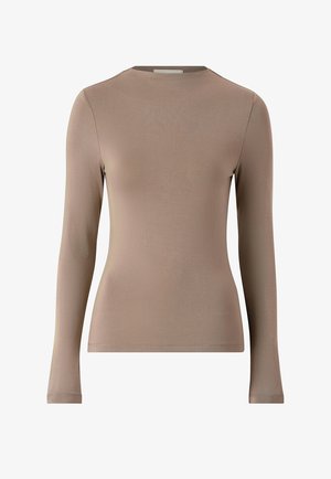 Langærmet tætsiddende taupe-top med rund hals, lavet af glat, strækbart stof, vist på en ensfarvet hvid baggrund.
