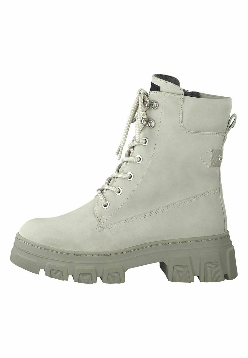 Botte de combat à lacets gris clair avec semelle épaisse, œillets métalliques et languette à l’arrière, vue de profil.