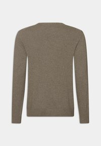 Ruskea pitkähihaine villapaita, jossa on pyöreä kaula-aukko, valmistettu pehmeästä, teksturoidusta kankaasta; sisältää ribbireunat hihansuissa ja helmassa, yksinkertainen muotoilu.