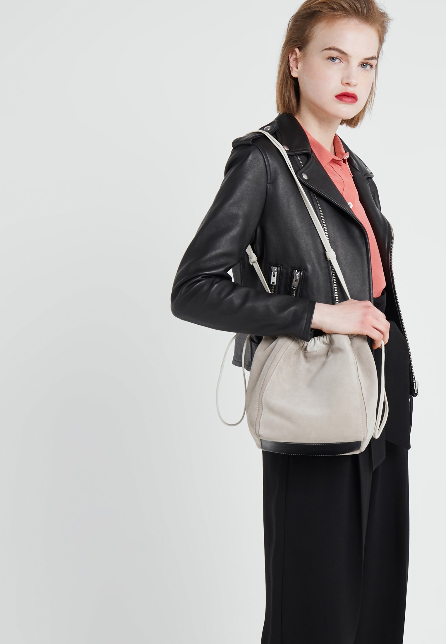 Filippa K LENA SOFT BUCKET BAG Skulderveske ligth taupe Filippa K LENA SOFT BUCKET BAG Skulderveske ligth taupe