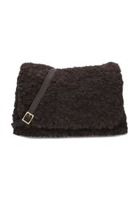 Bruine faux shearling tas met een rechthoekige vorm, voorzien van een bruine leren schouderband en gouden hardware accenten. Zachte, gestructureerde oppervlak.
