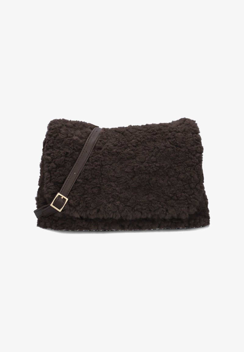 Bruine faux shearling tas met een rechthoekige vorm, voorzien van een bruine leren schouderband en gouden hardware accenten. Zachte, gestructureerde oppervlak.