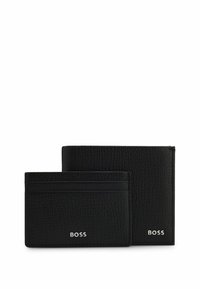 Set di portafoglio in pelle nera composto da un portacarte e un portafoglio per banconote. Finitura testurizzata con logo "BOSS" in rilievo e argentato su entrambi i pezzi.