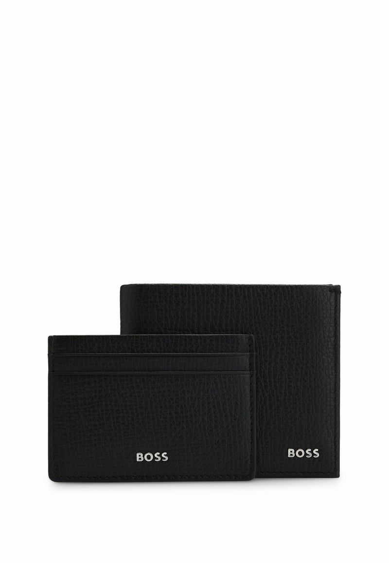 Set di portafoglio in pelle nera composto da un portacarte e un portafoglio per banconote. Finitura testurizzata con logo "BOSS" in rilievo e argentato su entrambi i pezzi.