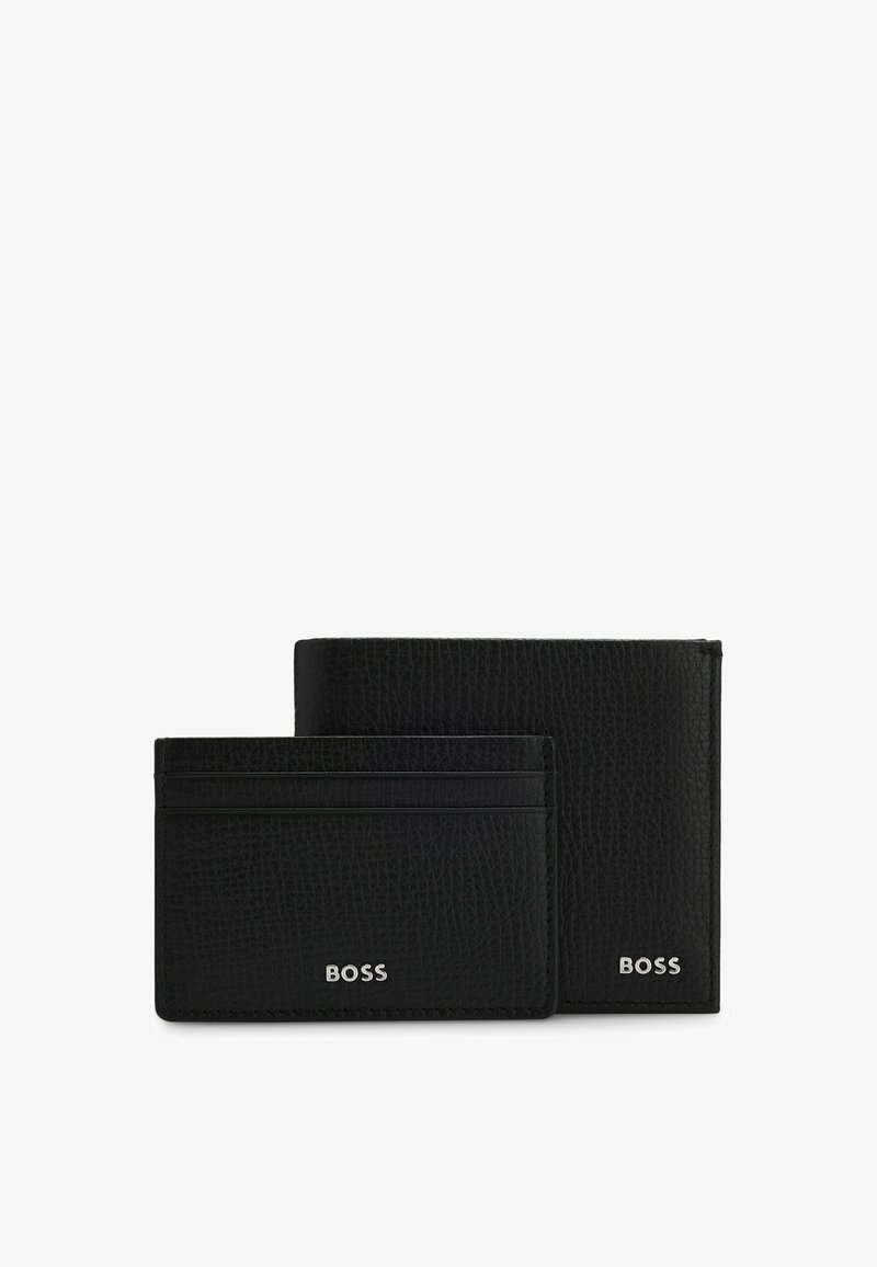 Czarny skórzany zestaw portfela, w skład którego wchodzi etui na karty oraz portfel na banknoty. Teksturowane wykończenie z wytłoczonym na obu elementach srebrnym logo "BOSS".