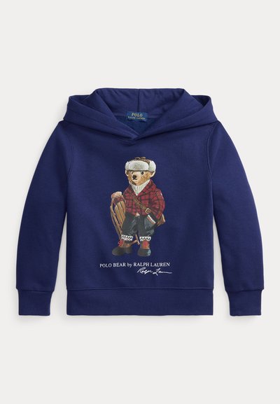 Námořnická modrá mikina s kapucí s ilustrací medvěda v kostkované košili, který drží sáňku. Design obsahuje vyšívané branding.