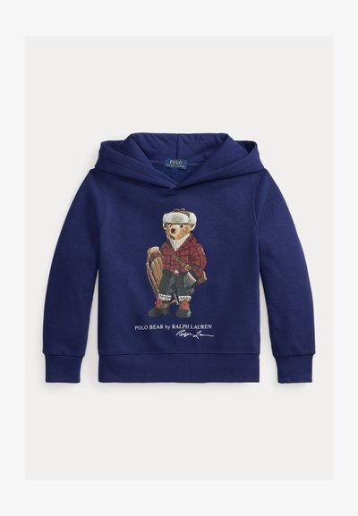 Sweatshirt capuz azul-marinho com uma ilustração de um urso vestido com uma camisa de quadros, segurando um trenó. O design inclui uma marca bordada.