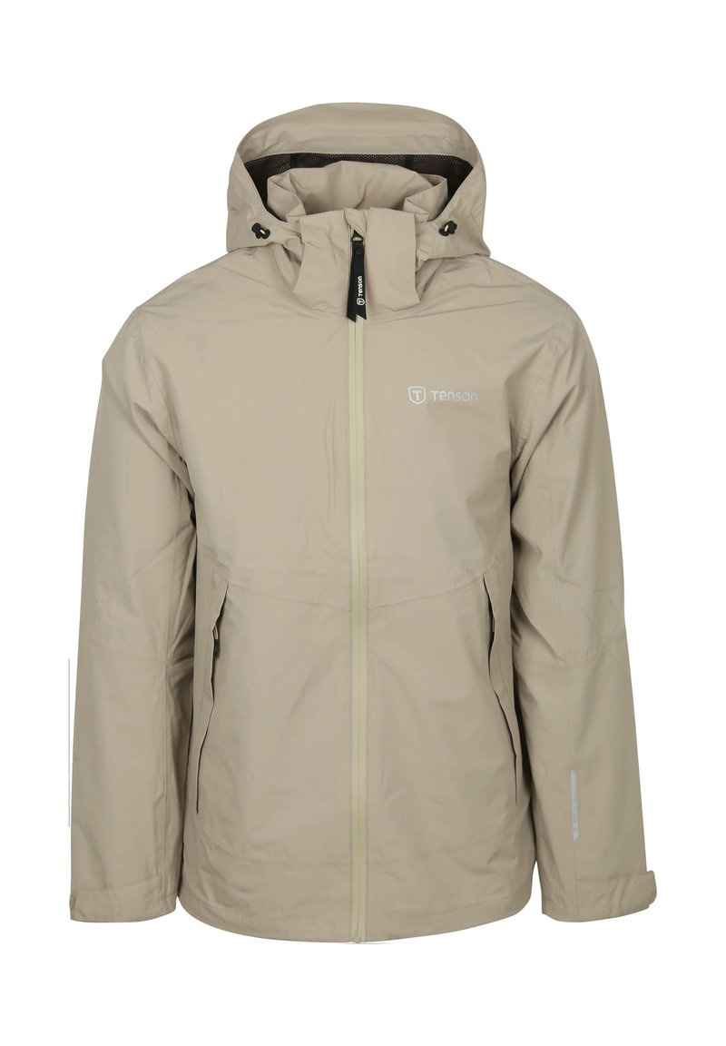 Beige waterdichte jas met capuchon, rits aan de voorkant, twee zijzakken en een logo op de borst. Glad van textuur en regular fit.