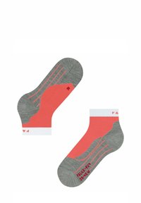 Szare i koralowe skarpetki do kostek z teksturowanym wzorem, z białym mankietem i czerwonym logo na podeszwie. Rozmiar 39-40 oznaczony z boku.