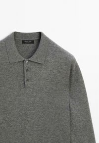 Polo shirt grigio a maglia con una texture morbida, colletto corto e patta con tre bottoni. Presenta un'etichetta con "Massimo Dutti" all'interno del colletto.