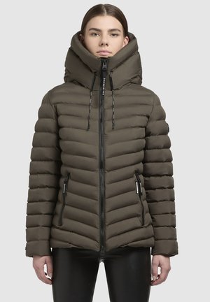 Pufferjack in olijfgroen, met een hoge kraag, ritsluiting en horizontale stiksels. Voorzien van ritszakken en een verstelbare capuchon.