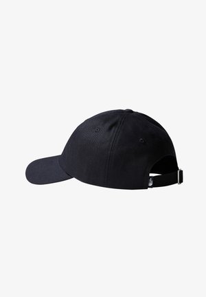 Casquette de baseball noire ajustable avec boucle en métal et petite étiquette de marque à l'arrière, design simple avec trous de ventilation cousus.