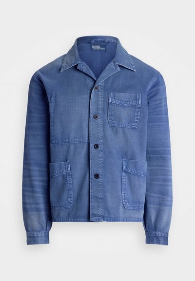 Blå denimjakke med klassisk krave, frontknaplukning, to store forlommer og en lille brystlomme. Tekstureret stof.