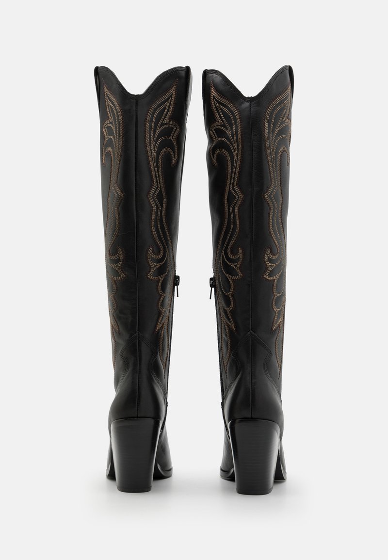 Stivali neri in pelle con tacco alto e punta affilata, caratterizzati da ricami dettagliati in cuoio, un bordo scallop e cerniere laterali.