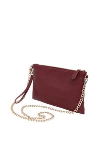 Clutch in pelle bordeaux con finitura testurizzata, forma rettangolare, chiusura con zip, tracolla staccabile e polsiera per un facile trasporto.