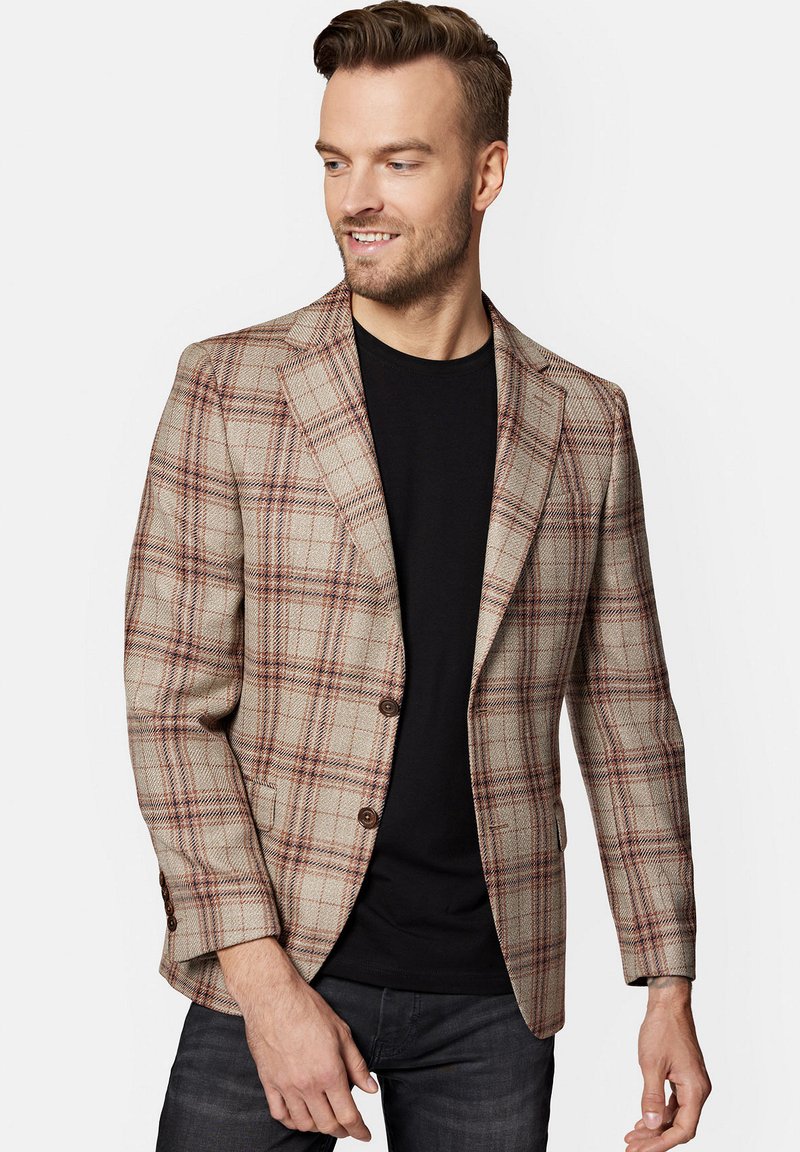 Beżowa marynarka w kratkę w kolorze brązowym i rdzawym, z klapami z wycięciem i dwoma przednimi guzikami, stylizowana na czarnej koszuli.