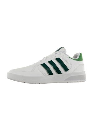 Scarpe sportive bianche con tre strisce verde scuro, punta rotonda, suola ammortizzata e un accento verde sul tallone. Realizzate in materiale sintetico liscio.
