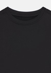 Camiseta negra con cuello redondo, hecha de una tela suave. Presenta una textura lisa y detalles de costura mínimos en el escote.