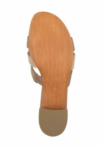 Sandale beige avec un talon en bois. La semelle présente une surface lisse et une forme ronde, complétée par des brides douces. Taille visible : 37.