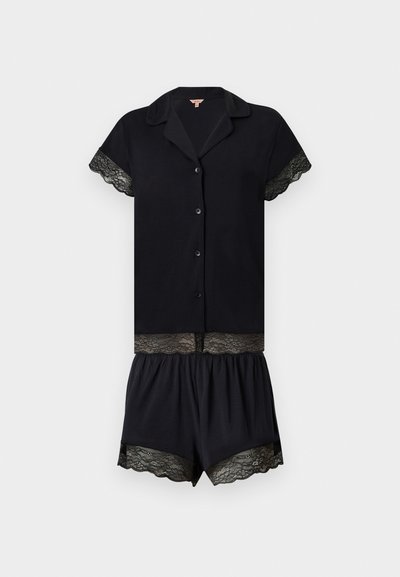 Haut noir à manches courtes boutonné et short assorti avec bordure en dentelle aux manches, à l'ourlet, à la taille et aux ouvertures des jambes.