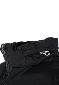 Czarna kurtka z wysokim kołnierzem, zapinanymi na zamek kieszeniami oraz teksturowanym materiałem. Materiał wydaje się być trwały i odporny na warunki atmosferyczne.