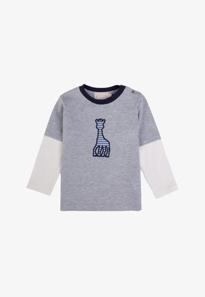 Maglietta grigia a maniche lunghe con maniche bianche, caratterizzata da un ricamo di una giraffa a righe blu al centro; materiale in cotone morbido, collo tondo.
