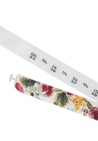 Zwei Maßbänder: ein weißes Textilband mit schwarz gedruckten Maßangaben und ein blumenmusteriertes Band mit roten, gelben und grünen Designs.