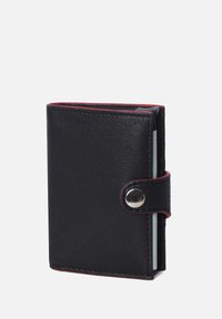 Zwarte leren portemonnee met rode stiksels, een drukknopsluiting, compacte rechthoekige vorm en meerdere kaartvakjes aan de binnenzijde.