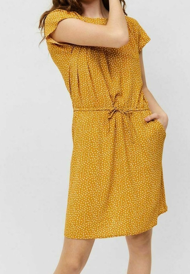 Vestido amarillo mostaza con mangas cortas, lunares blancos, Cintura fruncida y bolsillos. Fabricado con una tela ligera.
