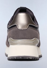 Sneaker grigio e nero con tomaia in suede e mesh, accenti metallici e suola spessa bianca con un logo sul tallone.