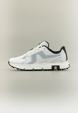 Αθλητικό παπούτσι λευκό και γκρι με μαύρες λεπτομέρειες, υφασμένο πέλμα, λογότυπο "J.LINDEBERG" στο πλάι και κορδόνια μπροστά.