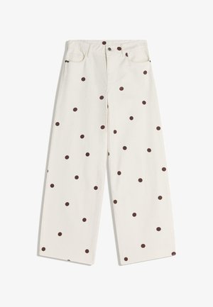 Białe spodnie o szerokich nogawkach w brązowe groszki, z przednimi kieszeniami, szlufkami na pasek i podwójnym zapięciem na guziki w talii.