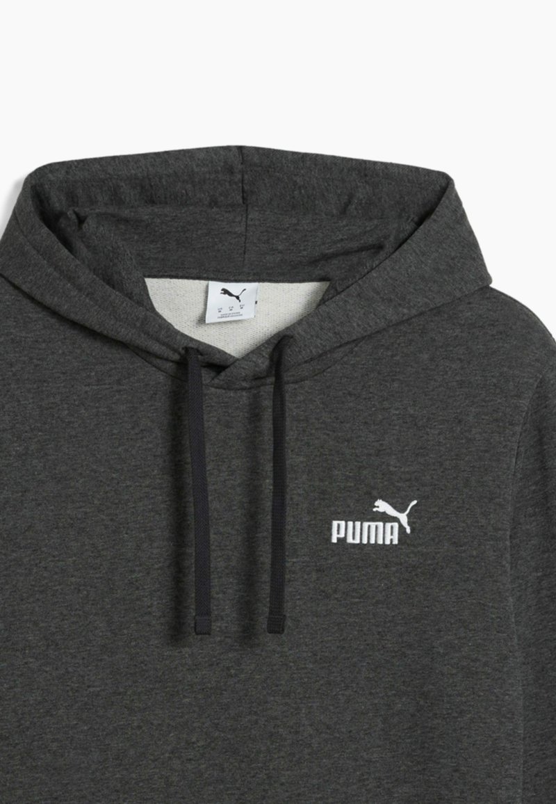Czarny szary hoodie z czarnymi sznurkami i białym logo Pumy na klatce piersiowej, pokazujący kaptur i górną część torsu.
