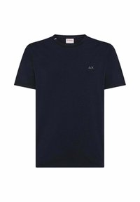 T-shirt in cotone blu navy con maniche corte, colletto tondo e un piccolo logo bianco sul lato sinistro del petto. Texture liscia e vestibilità classica.