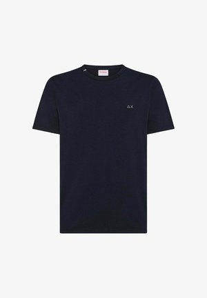 T-shirt in cotone blu navy con maniche corte, colletto tondo e un piccolo logo bianco sul lato sinistro del petto. Texture liscia e vestibilità classica.