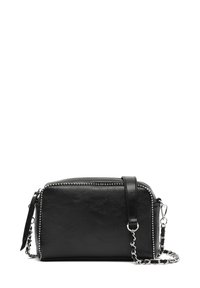 Čierna koženka crossbody taška s reťazovým popruhom, zipsom a strieborným riešením s cvočkami pozdĺž okrajov. Obdĺžnikový tvar. Hladká textúra.