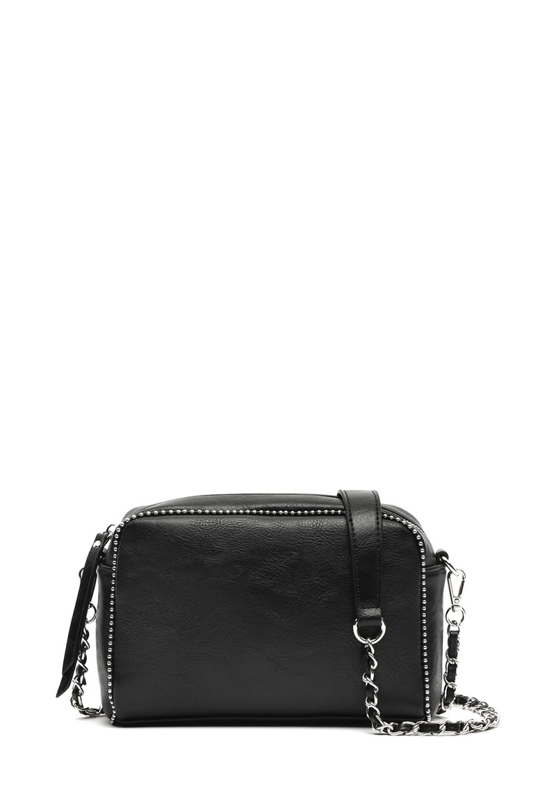 Čierna koženka crossbody taška s reťazovým popruhom, zipsom a strieborným riešením s cvočkami pozdĺž okrajov. Obdĺžnikový tvar. Hladká textúra.