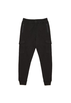 Pantalones de chándal negros fabricados con tejido suave, que cuentan con una cinturilla elástica, cordón de ajuste y múltiples bolsillos tipo cargador. Los puños de los tobillos son ajustados.