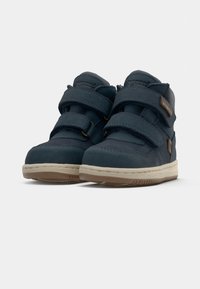 Baskets montantes bleues avec des fermetures Velcro, en matériau en suede texturé, semelles en caoutchouc et accents beiges. Bout rond et détails de couture contrastants.