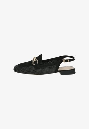 Chaussure slingback noire avec dessus en tissu tissé texturé et talon noir uni. Dispose d'une boucle décorative dorée sur la bride.