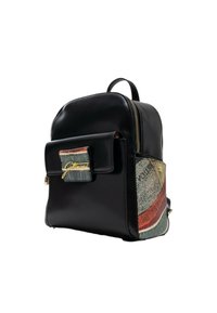 Zaino in pelle nera con un lato strutturato caratterizzato da strisce multicolori e una tasca frontale con chiusura a scatto. Sono presenti dettagli dorati.
