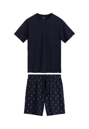 Granatowy t-shirt z krótkim rękawem i kieszonką na piersi, zestawiony z granatowymi szortami ze sznurkiem i małymi białymi wzorami kotwic.