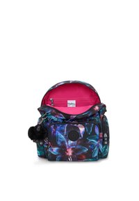 Mochila con un diseño floral en tonos de azul y púrpura. Presenta un interior rosa, compartimentos con cremallera y un llavero de pom-pom negro.