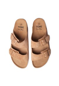 Sandales en daim marron à enfiler avec deux sangles ajustables et boucles. L'intérieur présente une semelle intérieure lisse et texturée avec un marquage. Taille 42.