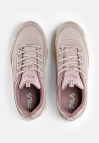 Zapatillas deportivas rosas con una parte superior sintética suave, diseño texturizado, puntera redonda y cierre de cordones. Cuenta con un collar acolchado y un logotipo.