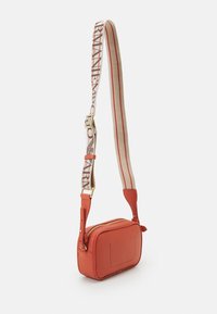 Borsa a tracolla in pelle arancione con texture e cerniera dorata, dotata di una tracolla regolabile a motivi con strisce crema e rosse.