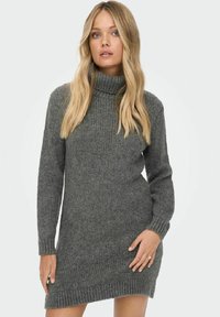 Grå strikket turtleneck kjole med lange ærmer, som har et struktureret mønster og ribkantede manchetter. Sømmen er lidt kortere på den ene side.