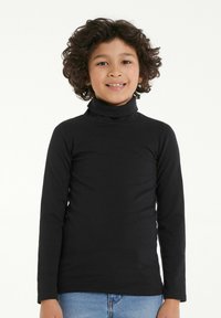 Schwarzer Rollkragenpullover, lange Ärmel, aus weichem Stoff. Figurbetontes Design mit glatter Textur, getragen von einem Kind mit lockigem Haar.