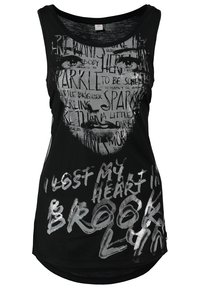 Černý bezrukávový top s ženskou tváří v odstínech šedé, složenou z ručně psaných slov, a nápisem "Ztratil(a) jsem své srdce v Brooklynu" tučným stříbrným písmem.